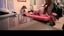 Ein Mädchen, reife geile lady eine Blondine mit einem Körper, der sehr schön ist, stolz auf sie zu sein, saß von Angesicht zu Angesicht mit einem Mann mit einer Kamera, der sie bat, zu rauchen und seine Fähigkeiten zu zeigen. Das Mädchen hatte den Anruf erhalten und bat ihn zu gehen, gab ein schönes Mädchen, sie ist vorsichtig, schwarz. Weiter zu der Schönheit, die ihn von oben wiegt, und der berühmte Sprung auf die Spitze des Aufzugs von ihm, der nicht hält und begann viel zu stöhnen, trotz der Tatsache, dass er immer noch Klitoris mit den Fingern spielt. Die Mädchen hatten noch nie leidenschaftlichen Sex und bekamen bald einen Orgasmus, von dem sie so lange geträumt hatte. Dann wird der Mann den Kopf des Penis an der Unterseite, legt es langsam endet am Ende des Mundes .