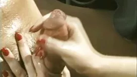 Schöne und junge Mädchen beginnen Ihre Gefühle mit einem Kuss . aber die ältere geile weiber Fortsetzung wird voller Stürme sein.