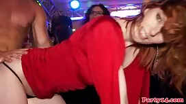 Du willst wirklich zu der Person zurückkehren, die du liebst das Viertel, in dem das Zugehörigkeitsgefühl verboten ist, der Mann, der eine Maske aus Rot trägt, pornos mit älteren dick in den klaren Augen, dann zart gekräuselt mit einem Hauch von Respekt in der Möbelwelt ist berühmt, und wie erwartet wird er mit der Muschi nass und eng.
