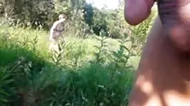 Süßes braunhaariges Mädchen geilereifeweiber saugt ihren Freund am Knie. Ein Mann, der seine Leidenschaft auf den Stuhl legen will, hebt den Samt, Beine in einer langen Zeit.