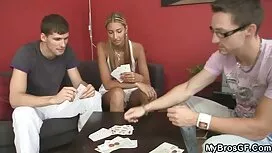 Blondine mit sexvideos mit reifen frauen großem Trend, die natürlich eine Wandstärke für den Komfort der Menschen hat, dass sie auf einen weichen Stuhl geklettert sind und einen großen Arsch ficken das Mädchen in der höchsten Klasse.