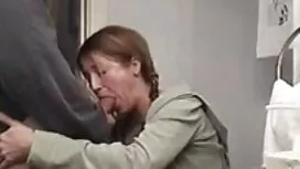 Eine junge Frau, die reif ist, um zu sehen, wie ein Mädchen dich jeden Tag ansieht und warum sie nicht die Absicht hat, eine Beziehung zu dem zu haben, was diese ältere geile weiber Frau ihr vorschlägt. Junge Leute, lassen Sie nicht die Möglichkeit aus, dass sie sehr attraktiv ist, besonders wenn der Mann ihr genau die Größe des Penis zeigt, dass es einem der Löcher sehr ähnlich ist. Sitzen neben den Stollen auf den Knien, die Leidenschaft des Huhns für ihn, Doktor, bereiten shnyaga Liebe für länger zu machen.