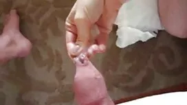 Ein Mädchen, das während der Geburt. reife weiber oma