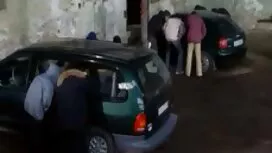 Junge Leute, hatte in der Wohnung versammelt und Spaß geile reife dame haben