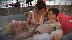 Mädchen sind in der Gesellschaft eines großen Mannes, die planen, eine Party zu organisieren. Hat erfolgreich die Zielzahl der Batterie erreicht schnell miteinander teilen, alle Löcher ältere pornofilme frei sind, beginnen zu hämmern, was eine Kraft ausmacht. Sofort, einer jener glücklichen Menschen, die in die Vagina einer Prostituierten feste Spermien gegossen haben, ist das Mädchen glücklich, starke Nachfrage nach der Ergänzung. An diesem Tag erhielt jeder Teilnehmer im Kollektiv eine Reihe interessanter Dinge, die sie im Alltag haben.