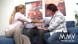 Ein kleines Mädchen, eine Person strafft das Stück des Körpers mit dem leichten Erwachen des schlafenden Mannes, weil sie sehr gerne Spaß mit dem Bären der Größe hat. Sanft streichelte das Kind wurde von dem Mann geweckt, er zeigte mit all dem Aussehen, dass er geile reife frau wird gefickt sehr aufgeregt war. Es ist gut, sofort zu verstehen und mit der Auferstehung als solcher glücklich zu sein. Nachdem sie ihr Höschen ausgezogen hat, spreize ihre Beine, lang und stark ihre rasierte Muschi zu seinem Vergnügen ist genau das, was sie will. Dann wird der Fahrer nur auf der Hand, um die Gelenke zu behandeln, so dass es zuerst gesaugt, und fügt sich dann in die Wirbelsäule ihrer weichen Titten.