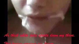 Sie beide geile reife weiber weinen auf der Couch in der Wohnung.