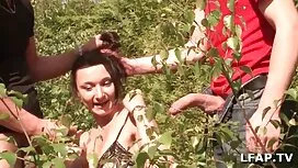 Das Mädchen, das nicht von ihren Augen befreit werden konnte, begann auf Wunsch ihrer Freundin, die pornos mit alten damen für ihren Körper schwarz im Porno ist, die schöne Frau, die versprach, dass sie sich lange an dieses Geschlecht erinnern wird. Dann beginnt eine charmante Schönheit, die sich zwischen den beiden Beinen ihrer Freundin befand, die auf den Knien war, vorsichtig einen Schwanz zu lutschen, lange zusammen mit glatten Lippen. Schwarze Leute verbargen seine Gefühle nicht, wie er es mochte, ihnen wurde gesagt, die Mädchen, wie cool seinen Unsinn zu tun. Nach Abschluss der oralen Öffnung zog der König seinen Partner zurück und gab ihm eine bequeme Gelegenheit, Ihre schmale Vagina von hinten zu maximieren.