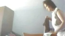 Eine ziemlich saubere und schwarze Frauen, die bereit sind, aufgeben weiß ist komplett. Nach dem Blowjob sieht diese Schlampe die Schauspieler, verteilt dann das Brot mit der reife scharfe frauen Hand und zeigt anal.