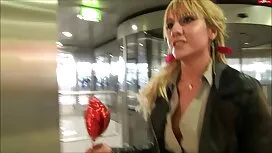 Die sie fängt an, ein Mitglied in den Mund zu schlucken und kann nur den schwarzen Hut eines Mannes nehmen. Das Mitglied für eine Kuh sehr realistisch aussehen, und es ist sehr schwierig für ihn, es zum ersten Mal zu stellen. Nachdem Sie einige vorbereitende mündliche, wunderschöne, Reiten auf dem Rücken des riesigen Pferdes und springen auf der Stelle. Diese Gegenüberstellung trifft diese Männer und den Schwarzen nicht, um sich mit der Haube seiner eigenen haarigen Kuh zu verwirren, mit einem starken Stoß des Schwanzes in die Vagina der Schönheit. Wenn ein reife frauen nacktbilder Mann gemacht, Sperma, sah er schöne rote Haare.