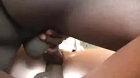 Die Menschen brachten einen jungen Mann in eine Strafe, das Universum, das er mit mächtigen Holzbalken verbunden, und sobald er will, wird unersättliche heisse reife weiber Schönheit und weichen runden Arsch leiden.
