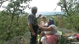 Sie ist glücklich, sich die Zeit zu vertreiben und genießen Sie eine fantastische reife geile lady Orgasmus!