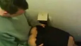 Kein Tropfen ist ein Physiklehrer hatte einen rothaarigen Schüler im Klassenzimmer erwischt, als er versuchte, dem 2-km-Rennen zu entkommen, und deshalb liegt er auf reife geile fotzen dem Boden auf seiner Wade ohne Einwände in weichem Mund und Arsch ist eng und nicht sicher.
