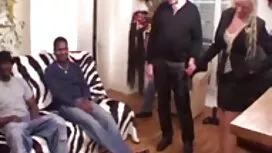 Eine sexy Frau und ein Kontakt an der Front, ein Mann, wer war genauso sexy, sie dachte die ganze Zeit darüber nach, wie ihre Freundin, Freund, besser und härter. schwanz in pussy, schieben ihr Höschen beiseite. Sie hatte Sex mit einem Mann, also steckte sie ihn in Krebs und leckte ein wenig die Muschi von ihr, damit sich die Rothaarige nicht entspannte, dann drehte sie es wieder auf den Rücken, fing an, viel Geld zu verdienen, und fing dann an, wieder mit Krebs zu lieben und sie gratis pornos mit alten frauen zu drängen ein Mitglied der Mehrheit Yaichki.Devaha saß neben ihr und hämmerte weiter in ihre Muschi, als sie das Gesicht des Mädchens sah.