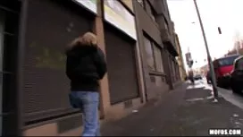 Eine Frau stimmte zu, ihm Sex zu geben und sie zu sich nach Hause zu bringen, wo sie erwartet, dass ihre Freunde auftauchen, die dies geile weiber ab 50 schnell tun.