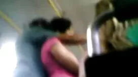 Ein sexy und glamouröser junger Japaner, ein schwarzes Pferd, eine geile nackte reife frauen kleine Massage mit einem haarigen und bärtigen, Maus, begeistert, streichelte das Gewicht des Kolbens mit weichen und geschickten Händen.
