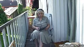 Porno-Bewegung begann, ihre Hand in die Haut zu zeigen, pornos mit älteren langsam ihre Kleidung ausziehen. Zuerst zog sie ihre Unterwäsche aus, nach dem Hemd auf dem Boden. Dann die schönen Leute, mit einem bequemen Sitzen auf dem Bett, wo Masturbation und rasiert beginnen.