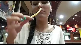 Niedlich, um ihre Freundin zu helfen. Habe ihn mit erhobenen Beinen auf den Stuhl gesetzt, Shorts getragen, die Kinder neckten ihn mit zwei pornos mit älteren damen Gliedern aus dickem Gummi.