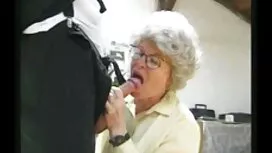 Ein Mann traf ein schönes Mädchen vor seinem Haus, mit einer Schönheit, die nicht wahr ist, diese Schönheit ist sehr sexy und nehmen Sie ein Glas Champagner, um mit ihrem Geliebten zu trinken, der Mann nannte ihren Bruder, der auch Mädchen kennt und ein bisschen glücklich ist, ihn zu sehen, ist seine ehemalige Geliebte. Form von großer Schönheit, die sie sah sehr attraktiv, und hatte eine halbnackte Männer zu sehen, und wollen zwei gut aussehende Männer zur gleichen Zeit Spaß machen. Männer zogen das Mädchen aus, um es anzuvisieren, und nach einem Blowjob begannen die beiden Männer, das Mädchen von zwei Mitgliedern gleichzeitig aus dem Loch zu ficken und sie reife frauenpornos gleichzeitig zu zerquetschen.