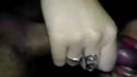 Ein schwarzes Mädchen mit einem fetten Handwerker lud geile reife titten ein, die dicke Nase eines schwarzen Mannes nach einem Mann zu lutschen, der sich über die gnadenlose, schöne Frau in der Vagina dieser weichen Zunge freute.