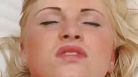 Ein junges Mädchen, blond, fängt an, Ihre Brüste auf natürliche Weise vor einem gesunden Mann so zu straffen, dass sein Penis zu dem aufstieg, was er gesehen hatte. An diesem Tag stimmte das Mädchen zu, sich mit allen Löchern zu ergeben, und als er sie bat, war sie sehr enthusiastisch genug, um sie vollständig zu befriedigen. Zuerst nutzte er die nasse Kappe und legte sie dann zum Saugen porno video reife frauen von Schwänzen. Die Mädchen müssen perfekt mit der Arbeit zurechtkommen, aber als grünes Licht für Anal kam, fing sie an, sie mit einem Lächeln im Gesicht zu ficken, bis sie einen Strom Sperma in seinen Mund zwang.